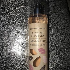 BATH & BODY WORKS ALMOND & VANILLA FRAGRANCE MIST